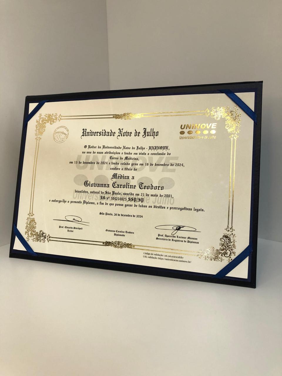 Diploma em pergaminho USP emoldurado — Framed USP parchment diploma